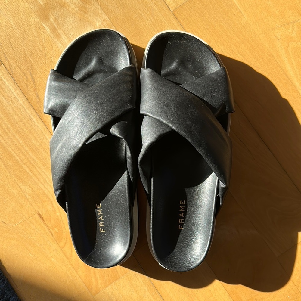 FRAME Le Playa Leather Platform Slides in Black